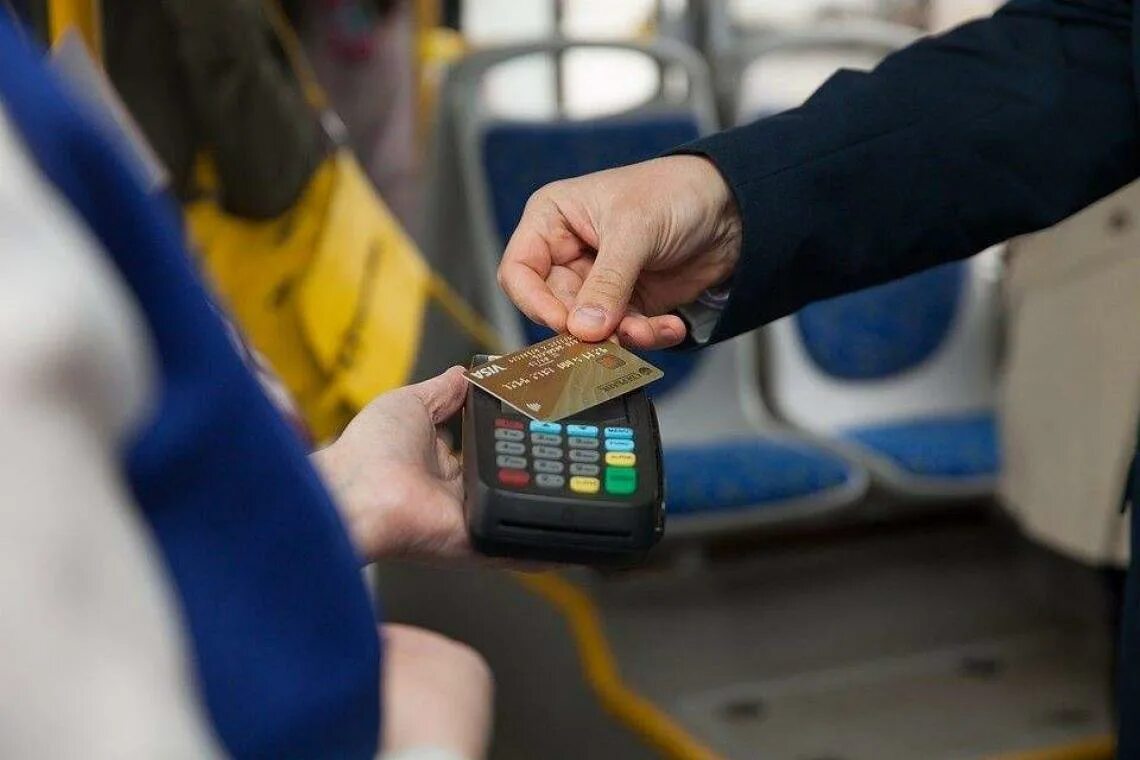 Оплата в маршрутке. Оплата по карте в автобусе. Оплата в общественном транспорте. Валидатор для оплаты банковской картой. Бесконтактная оплата в автобусе.