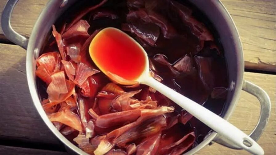 Луковая шелуха отвар. Лук и луковая шелуха. Польза луковой шелухи для организма. Луковая шелуха настой. Луковая шелуха чай.