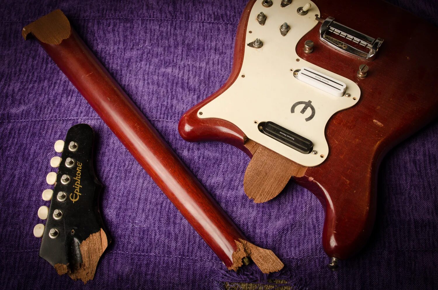 Разбитая гитара. Epiphone olympic. epiphone dr-100 headstock broken. сломанная электрогитара. поломанная гитара.