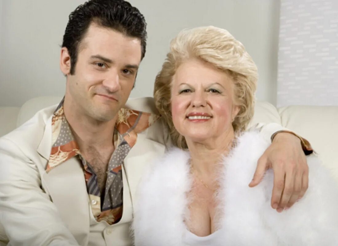 Женщина прислуживает мужчине. Взрослая женщина и юноша. Лорен санчес уайтселл. Старые богатые мужчины и молодые девушки. Мужчина в возрасте.