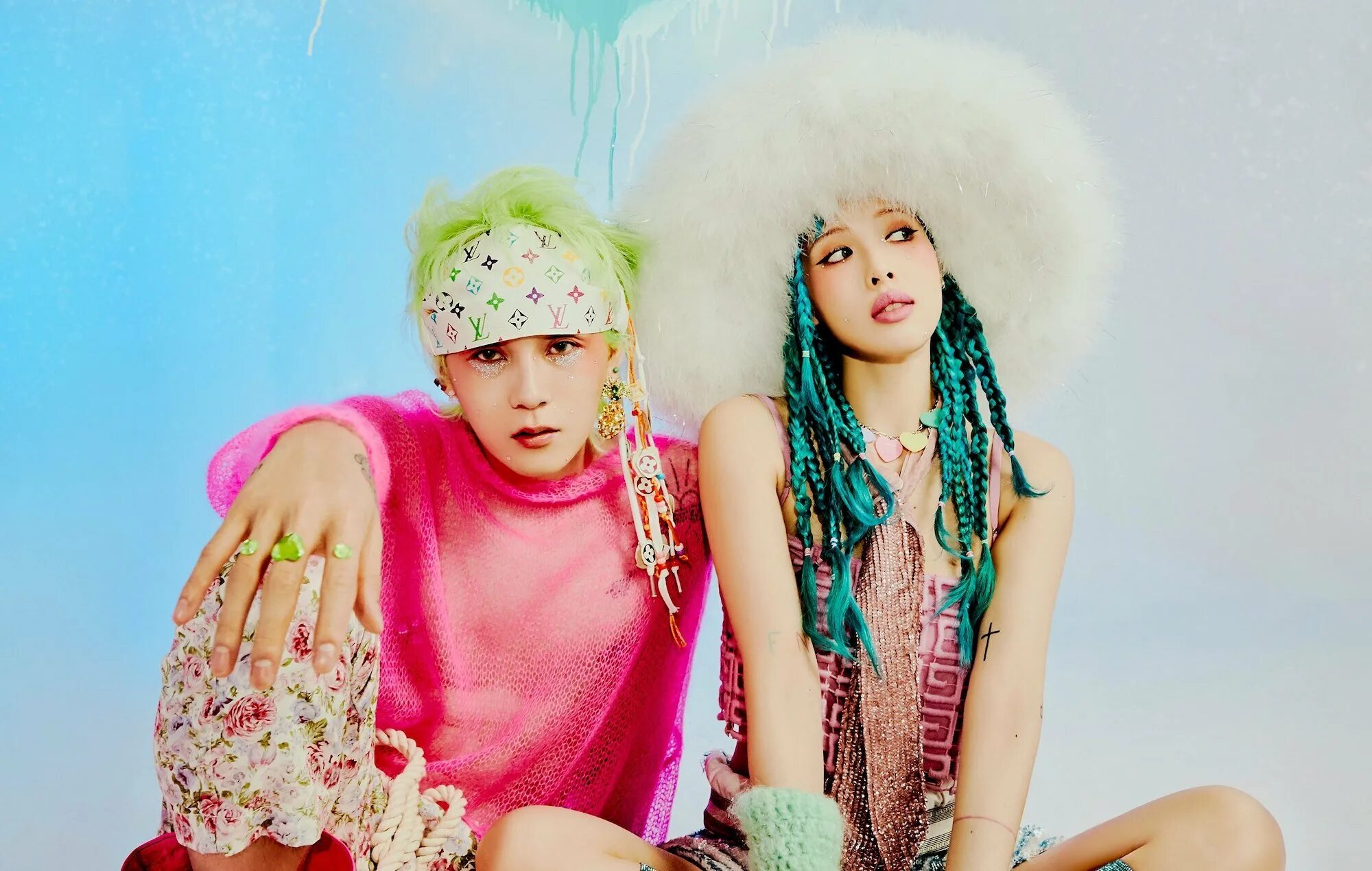 Dawn jessie. Pentagon участники идон. Ким хё чжон идон. Ким хё чжон идон. Hyuna and dawn.