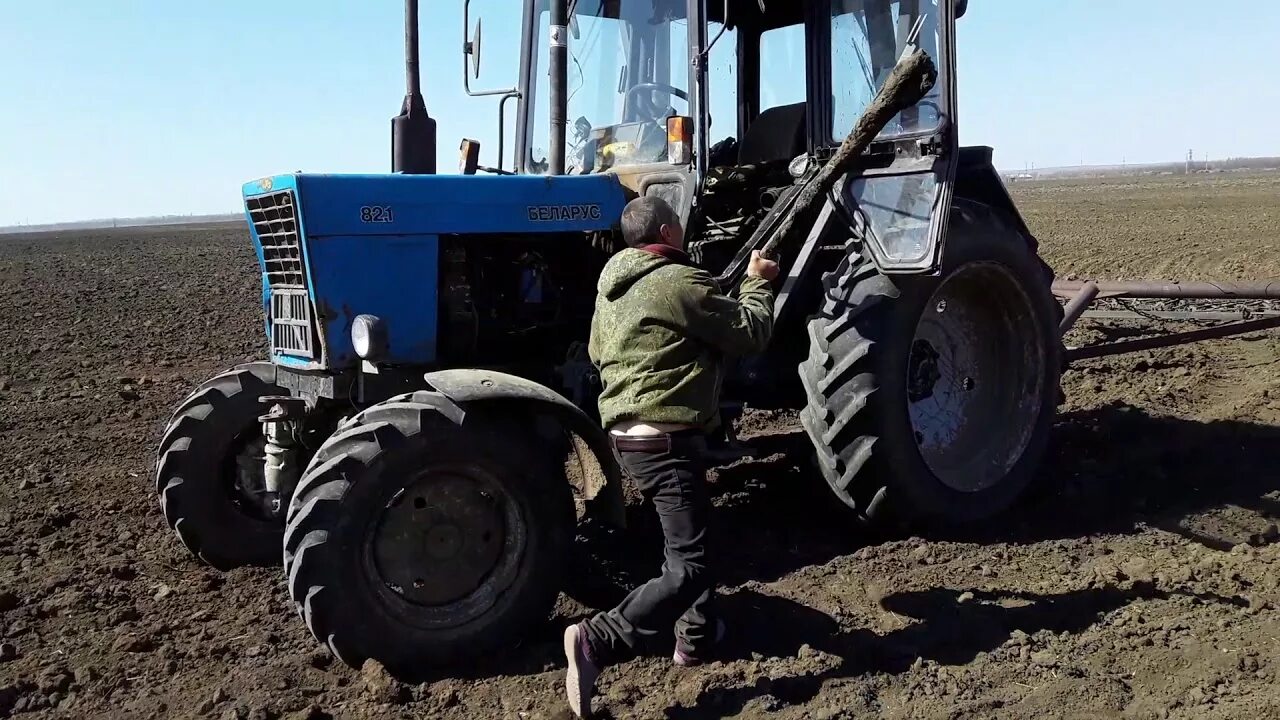 Работа трактористом в москве и области вахта. Типичный тракторист. Машинист трактора. Трактор для охоты. Трактористы в 90х.