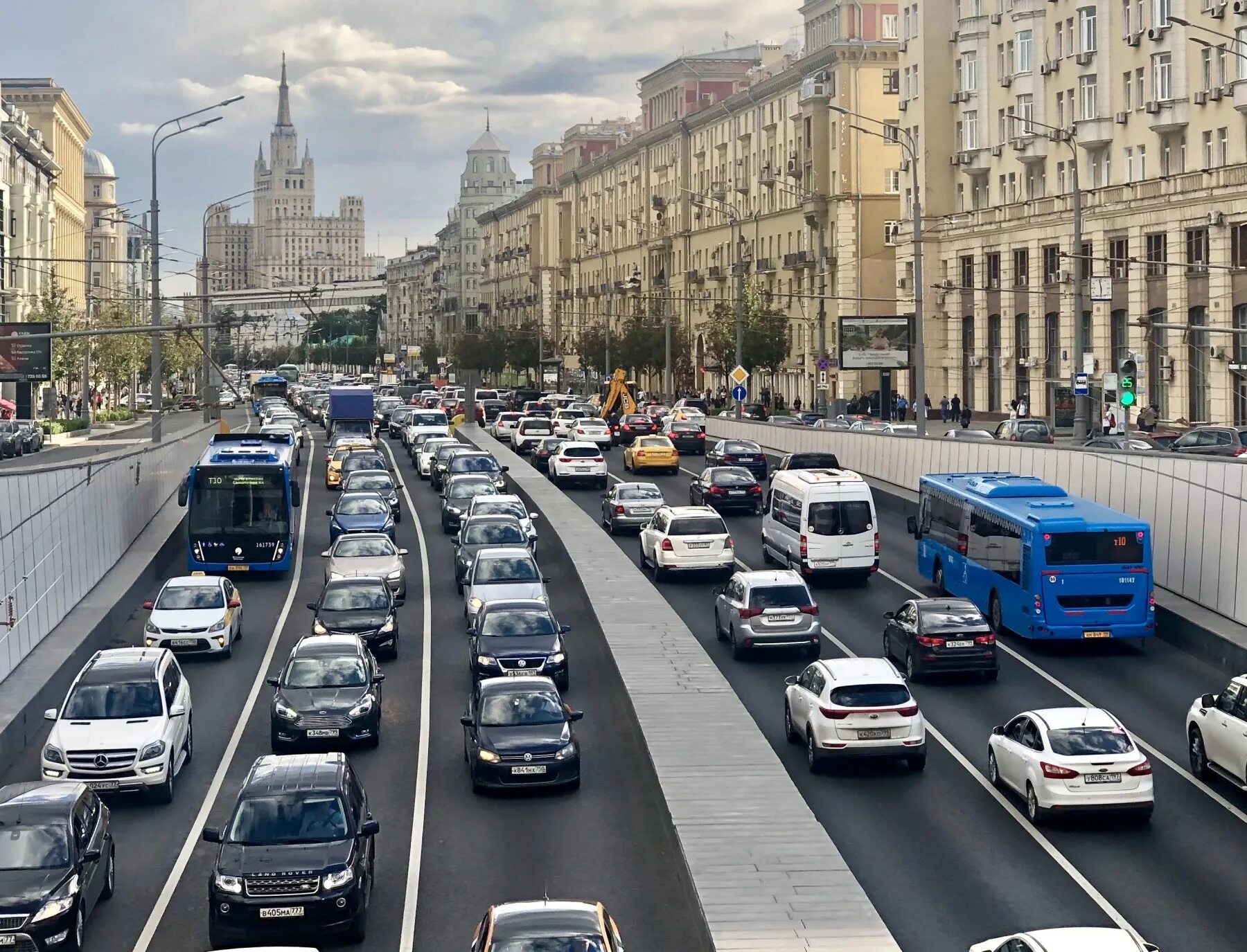 Как попасть в центр москвы. Машины в москве. поток машин в городе. машины на улицах москвы. машины в центре москвы.