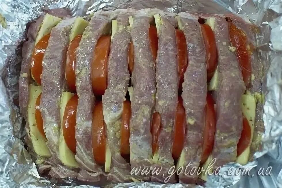 Мясо под сыром в духовке с помидором. Кусочки свинины с помидорами в духовке. Кусочки свинины с помидорами в духовке. Кусочки свинины с помидорами в духовке. Карбонат в духовке с помидорами.