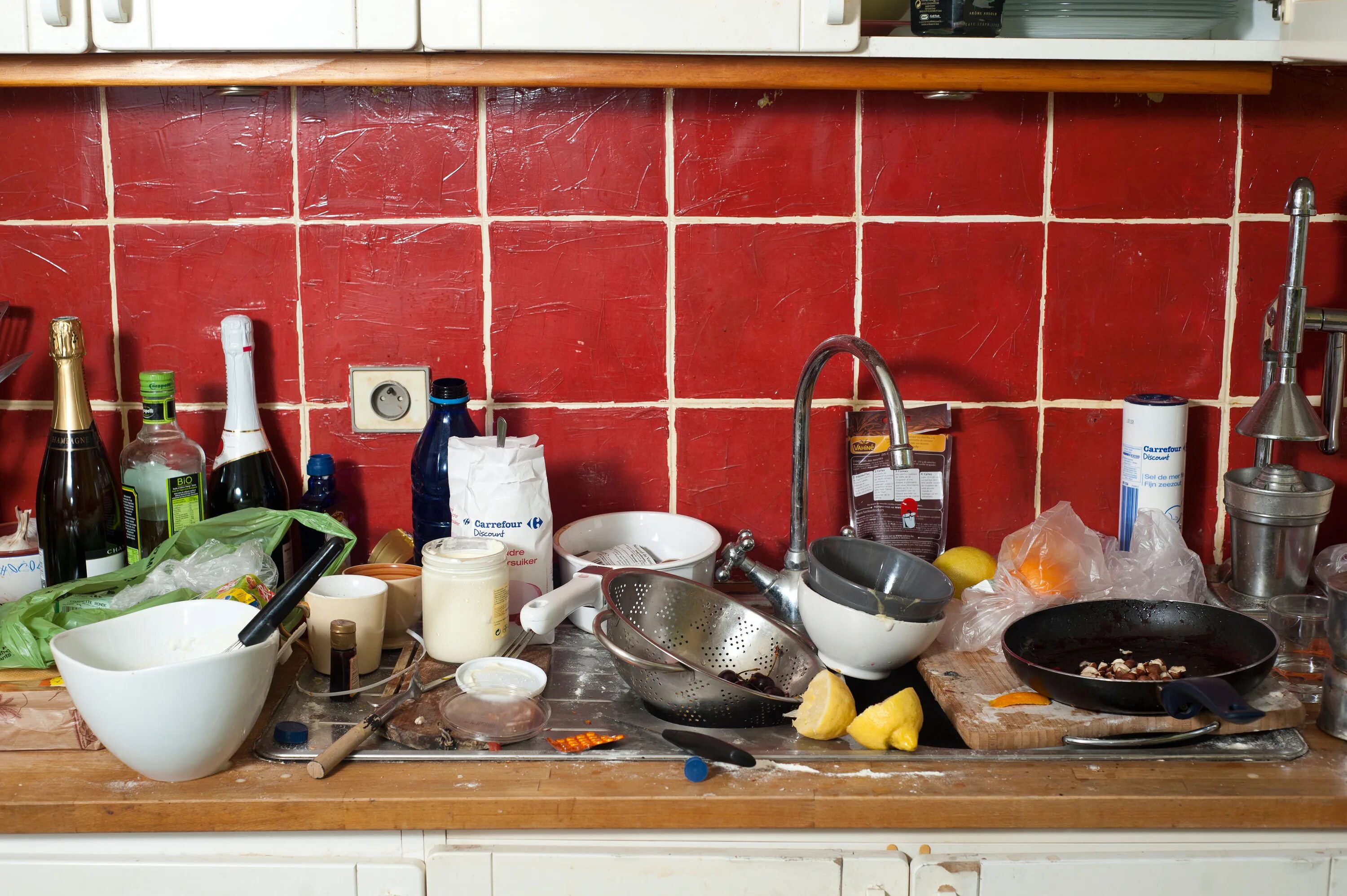 Грязная посуда на кухне. Кухня с немытой посудой. Бардак на кухне. Грязная кухня. Dirty dishes