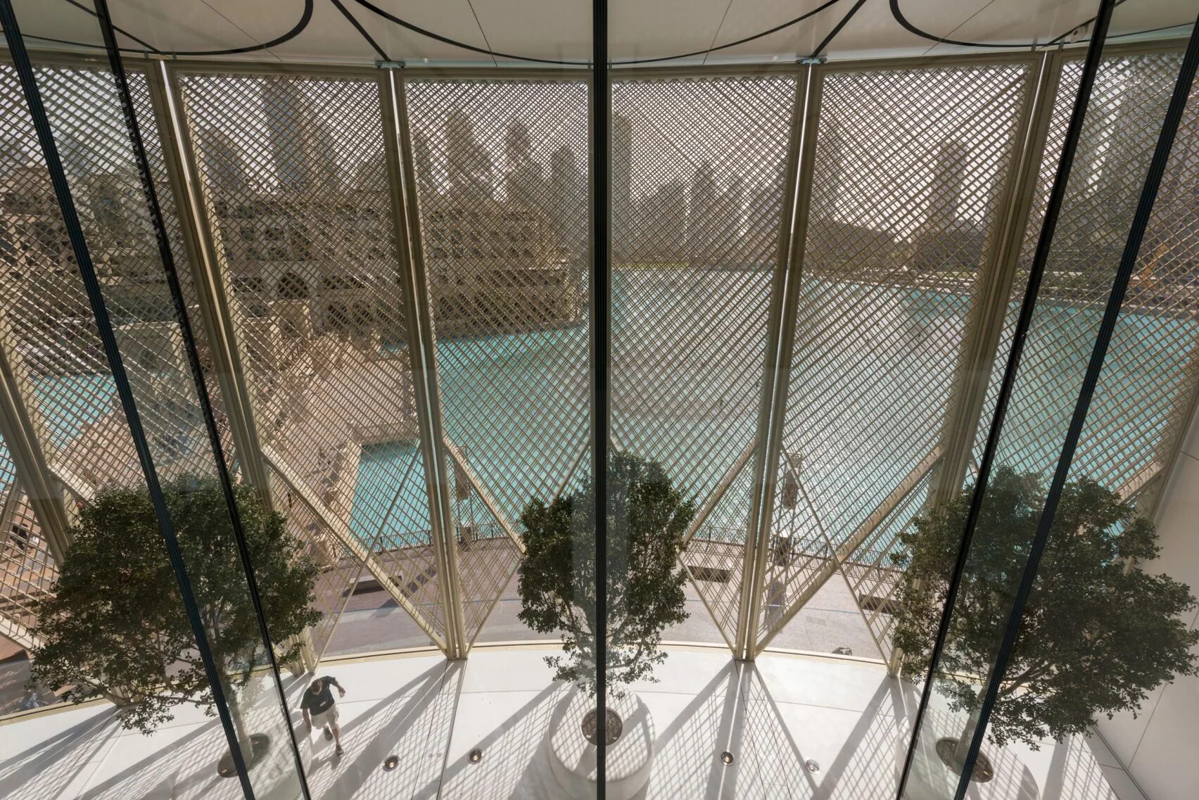 Apple store dubai mall. Эпл стор дубай молл. Apple в дубай молл. Apple store в дубае. Дубай магазин apple.