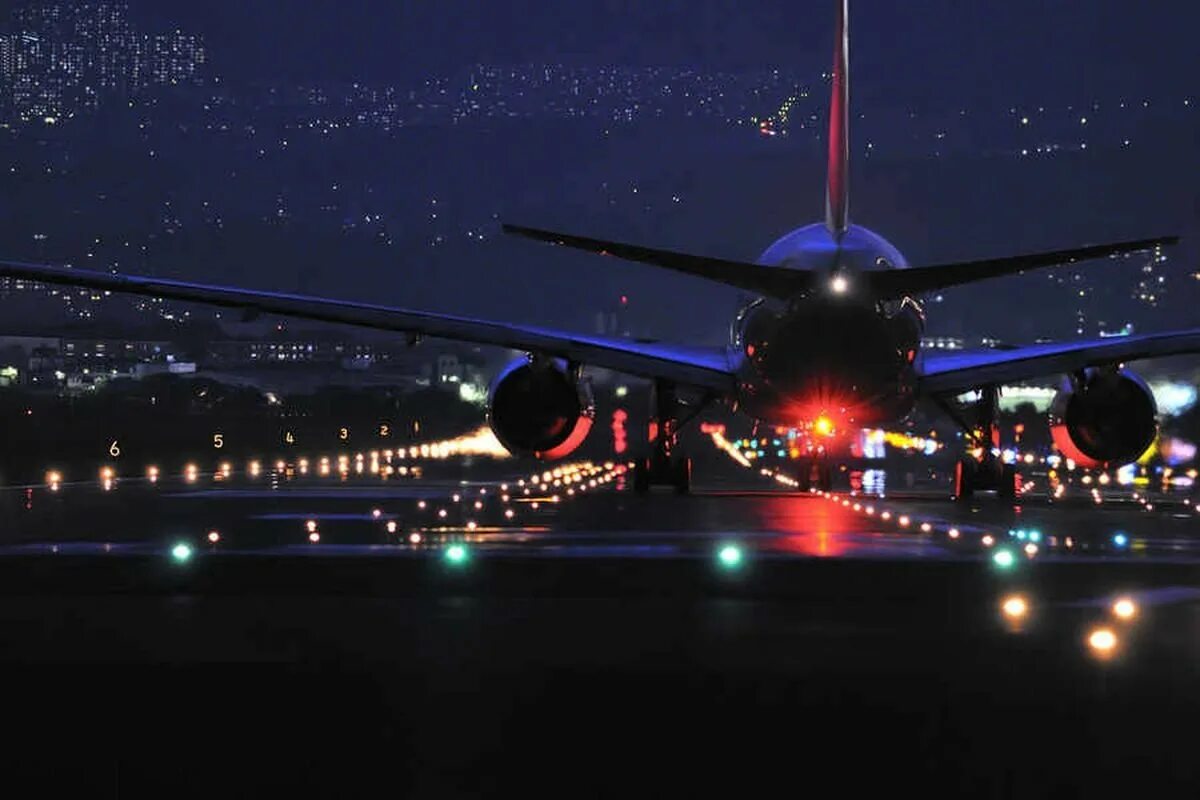 Работают ли аэропорты ночью. Airbus 380 ночью. Боинг 747 ночью. Ночной аэропорт. Самолёт ночью в небе.