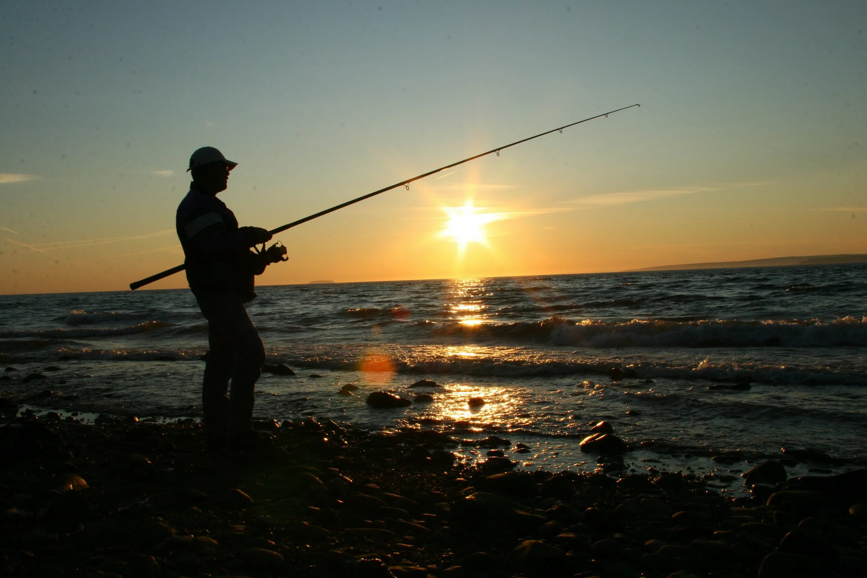 Рыбак на берегу. Рыболов с удочкой на берегу. Рыбак на рыбалке. Удочка на берегу.