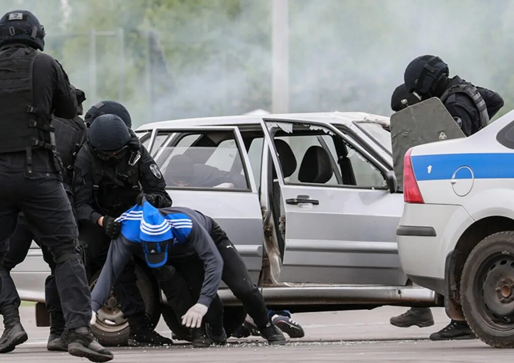 Блокпост полиции. Блокпост полиции. Полицейские на блокпостах в украине. Силовики чечни. Блок пост мариуполь часы работы.