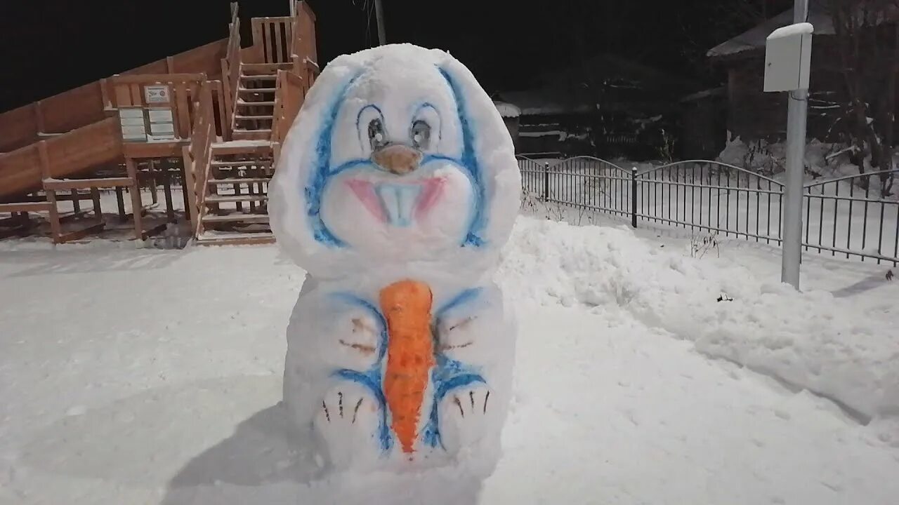 Новогодние фигуры из снега. Кролик из снега. Снежная фигура кролика. Снежные фигуры из снега на 2023 год.