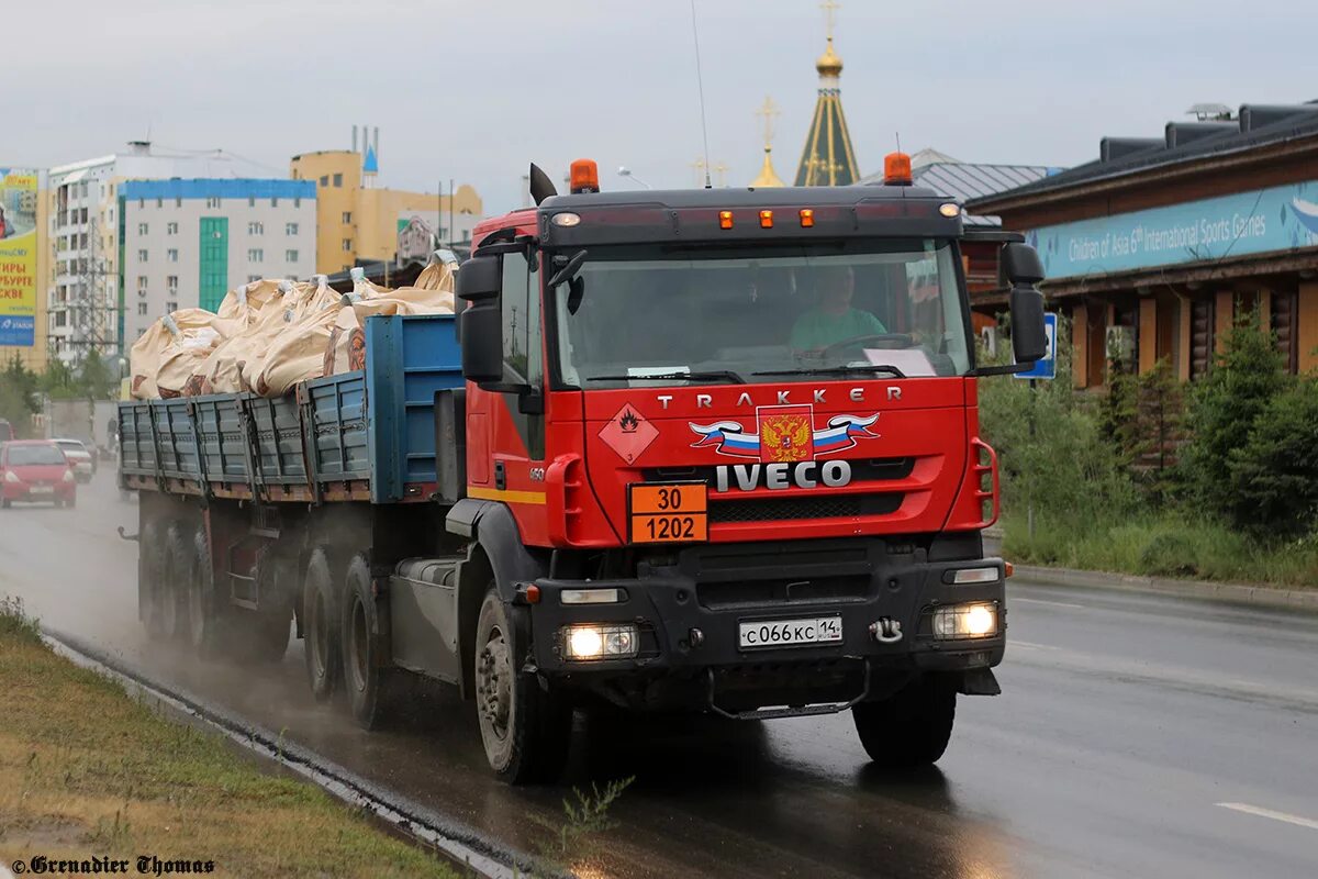 Кс 066. Ивеко Траккер тягач с КМУ. Iveco Trakker бортовой. МЧС Якутии авто Iveco Trakker.