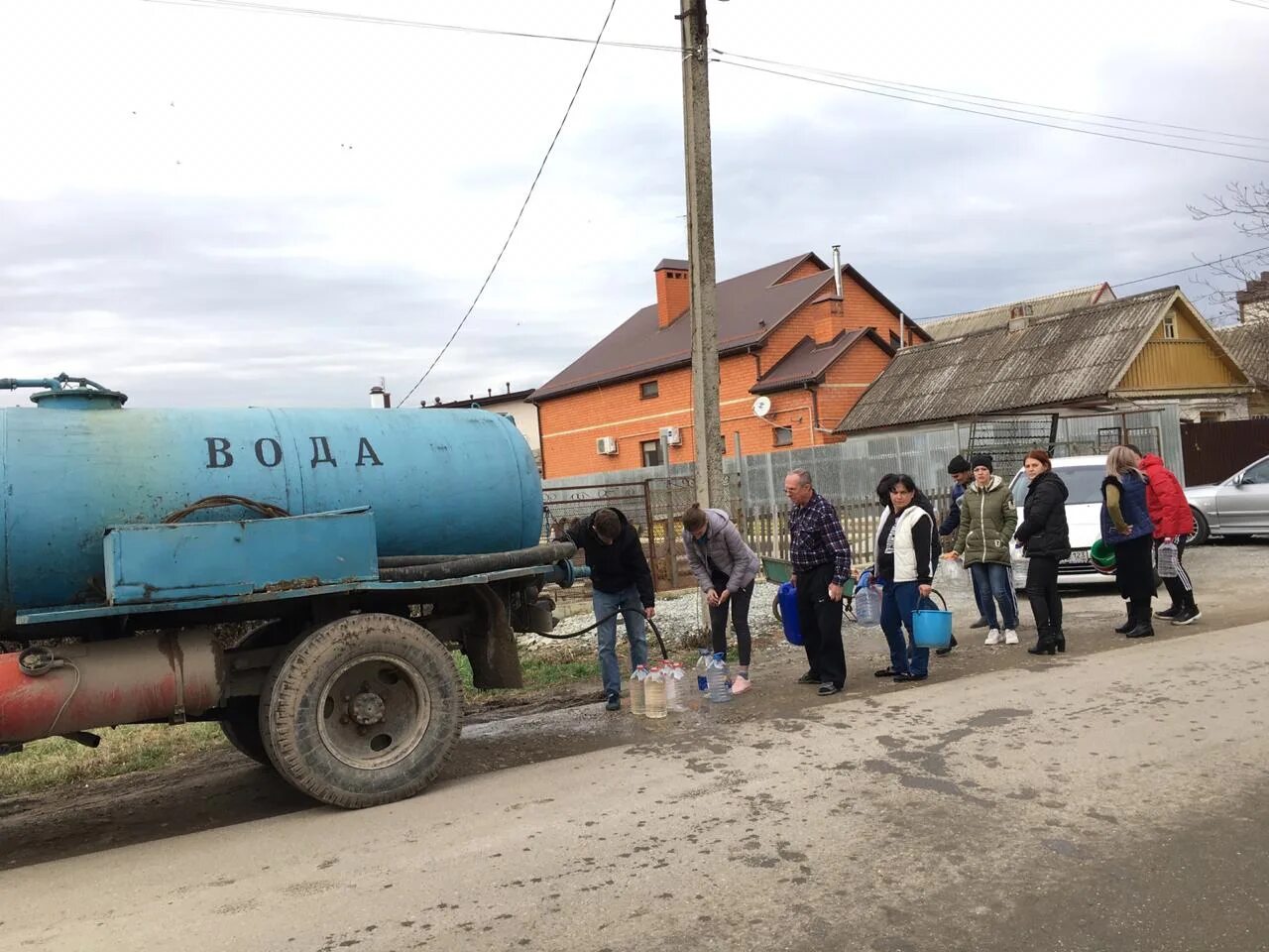 Подвоз питьевой воды. Подвоз воды. Подвоз питьевой воды населению. Авария ХВС подвоз воды. Автомобиль для подвоза воды населению.