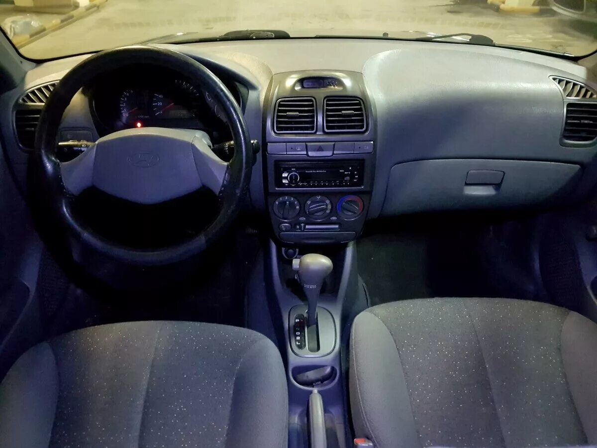 Авито акцент автомат. Hyundai accent 2004 салон. Хундай акцент автомат авито. Хендай акцент автомат. Hyundai accent седан ii 1.