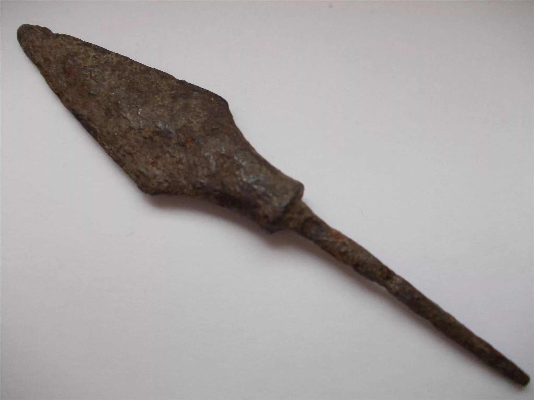 стрела старинная. древняя стрела. древняя стрела. наконечник индейской стрелы. скифские наконечники стрел.