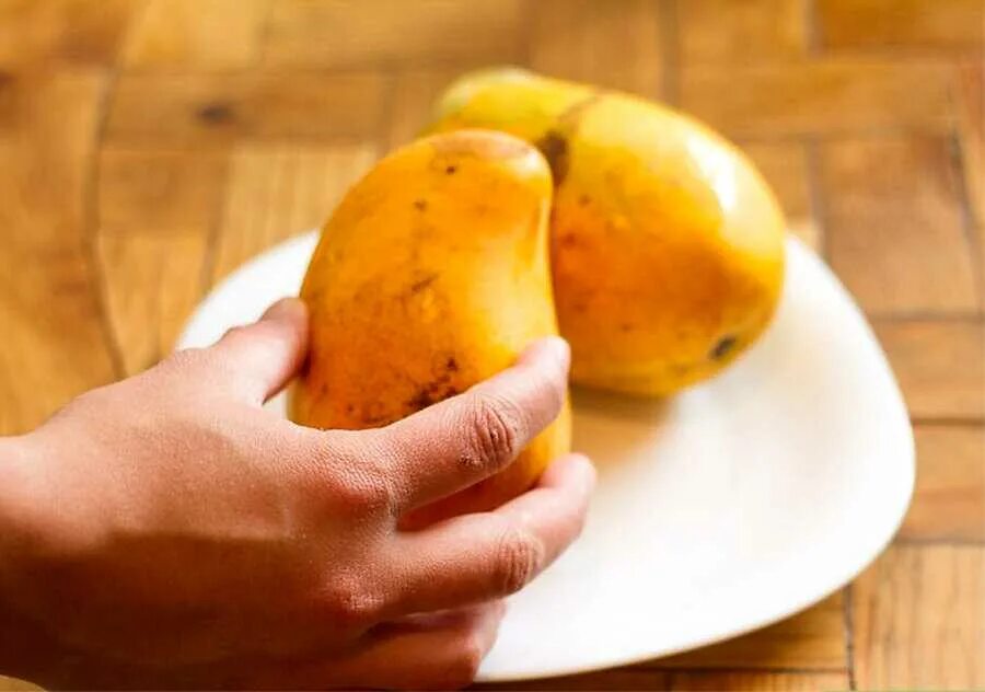 Манго фрукт как есть. Манго с желтой кожурой. Манго едят с кожурой. Как есть манго. Манго фрукт как кушать.