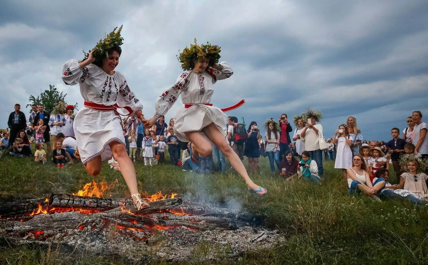 На ивана дай на купала. Ивана купала 2025. с праздником ивана купала. ивана купалы в белоруссии прыжки через костер.