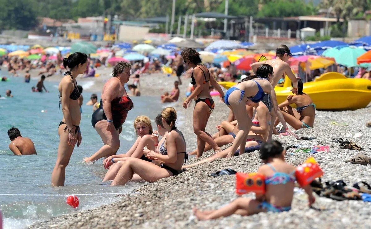 Можно ли купаться в турции в апреле. Antalya konyaalti Plaji. Türkiye sale пляж. Halk Beach Анталия. Alanya Rus Beach.