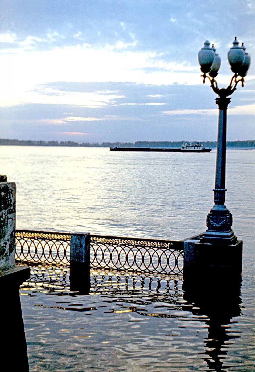 Вода в реке волга самара. Вода в реке волга самара. Проран самара, посёлок проран. Вода в реке волга самара. Набережная самары в апреле.