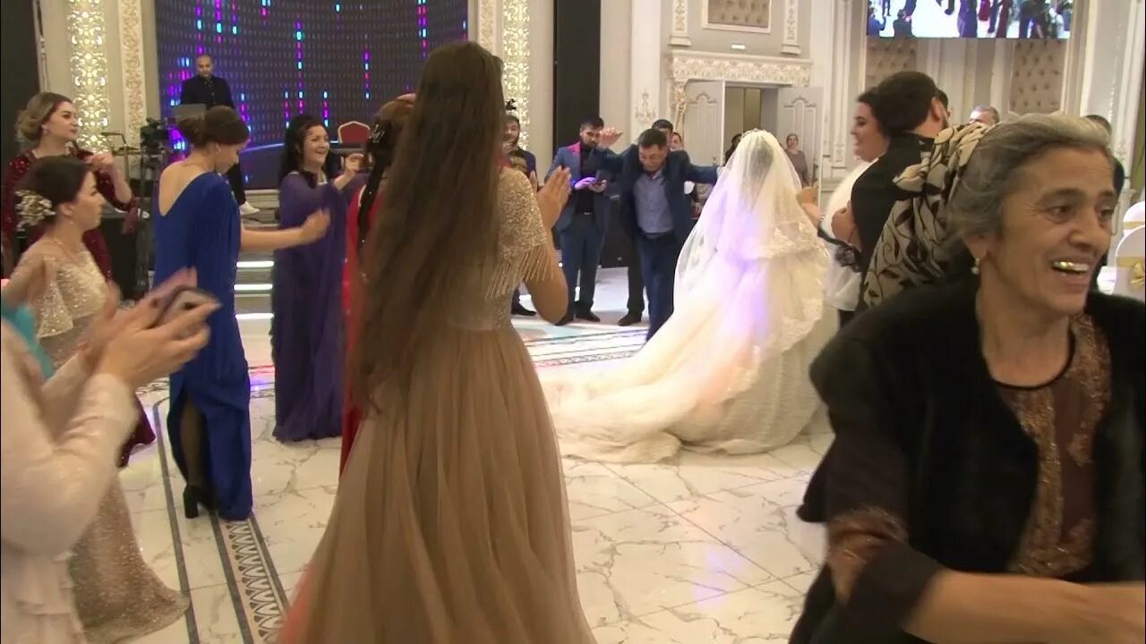 Цыганская семья булгари армавир. Цыганская свадьба. Свадьба цыган. Джипси старс цыганский ансамбль. Свадьба цыган.