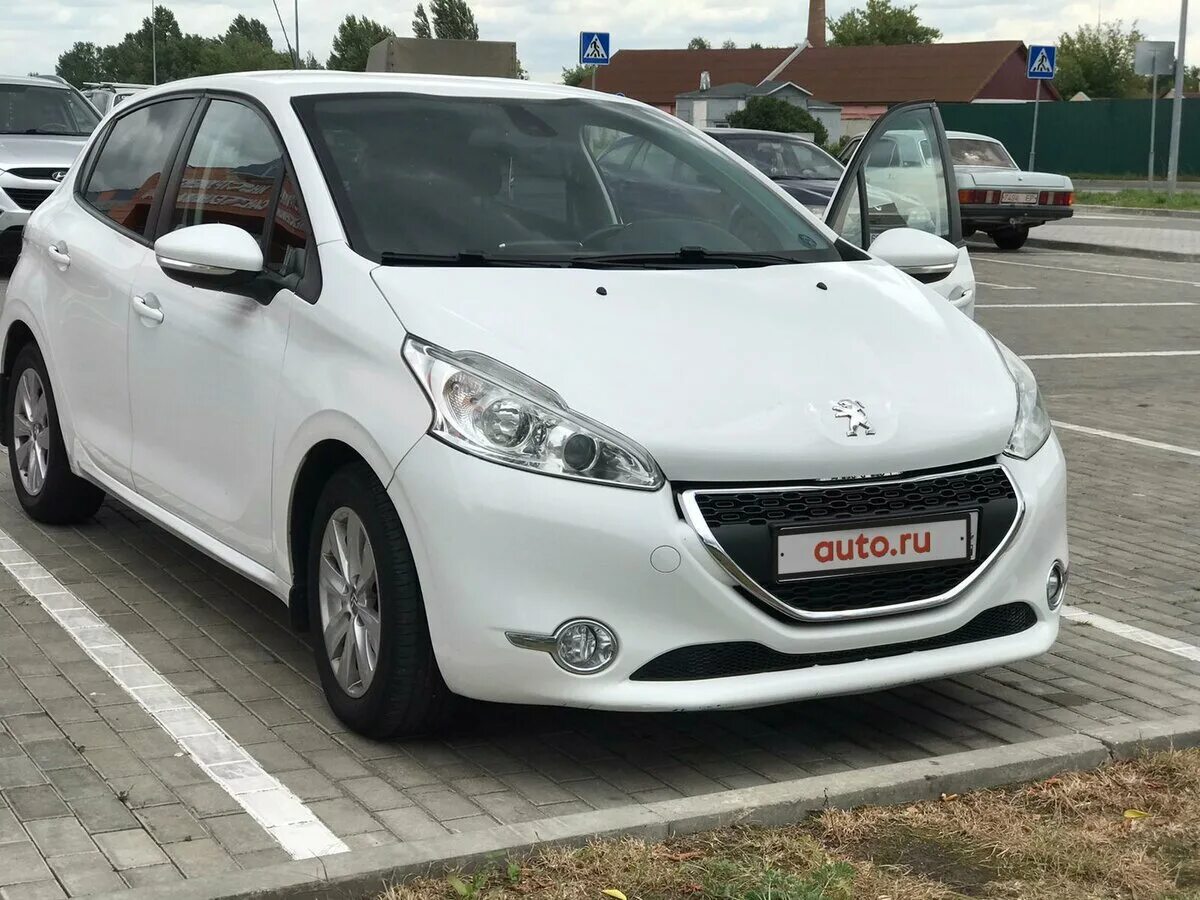 Купить пежо 2013. Пежо 208 2013. Peugeot 208 i. Пежо 208 белый. Пежо 208 красная.