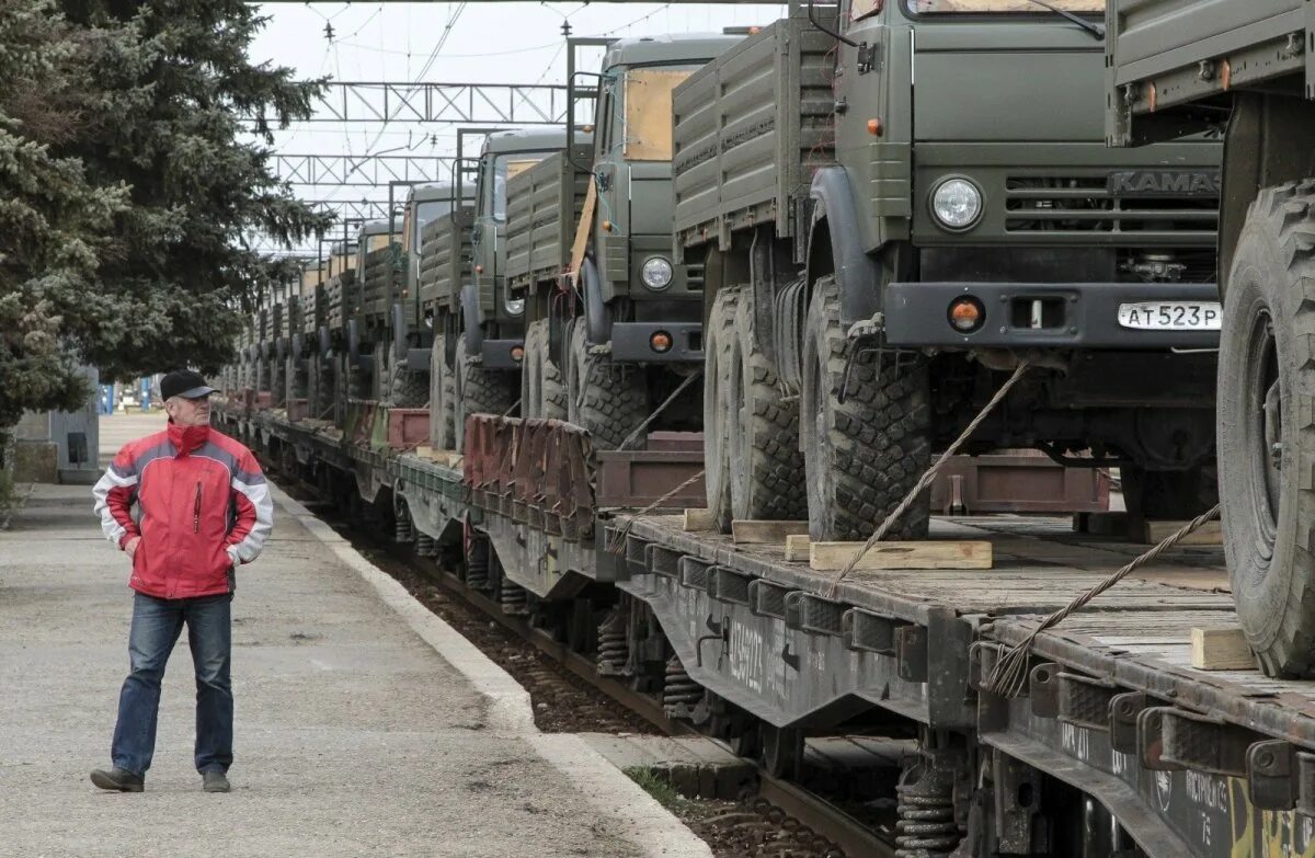 Погрузка КАМАЗА на ЖД платформу. Погрузка военной техники. Погрузка военной техники на ЖД платформу. Погрузка КАМАЗА на платформу.