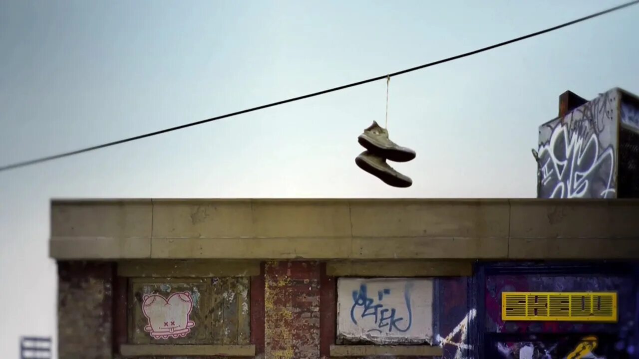 Что значат обувь на проводах. Кроссовки на проводах в гетто. Кроссовки висят на проводах. Висячие кроссовки на проводах. Кроссовки на проводах в Америке.