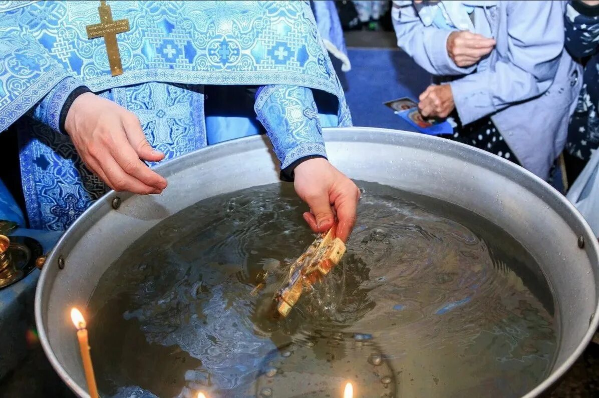 Как правильно освятить святой водой. Освященная вода. Освящение воды. Святая вода на крещение. Освящение воды в храме.