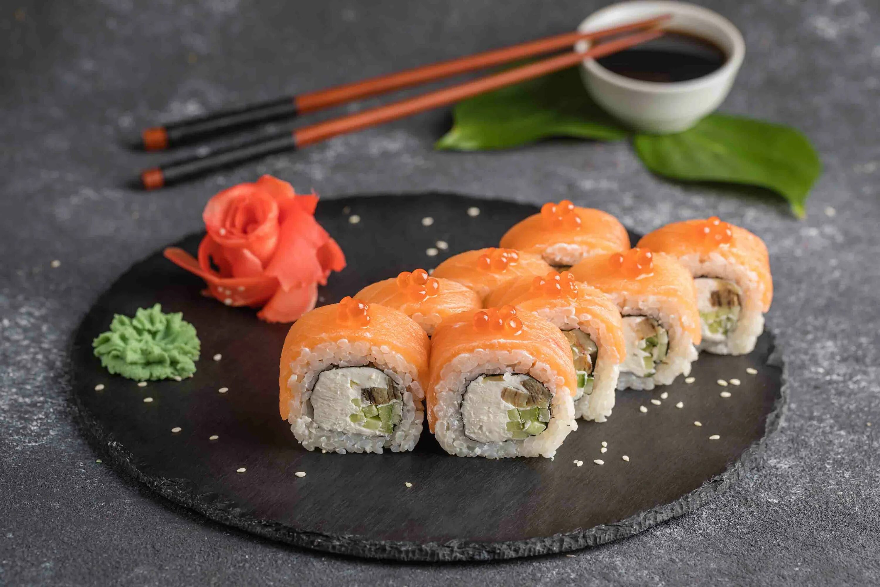 Ролл лосось суши вок. Роллы вкусно и точка. Суши и роллы. Роллы вкусно и точка. Фреш ролл с говядиной.