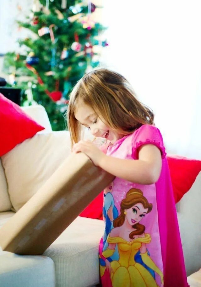 Воспитание смешные картинки. Реакция на подарок. Реакция детей на плохие подарки видео. Новогодние эмоции детей. Реакция детей на подарки.