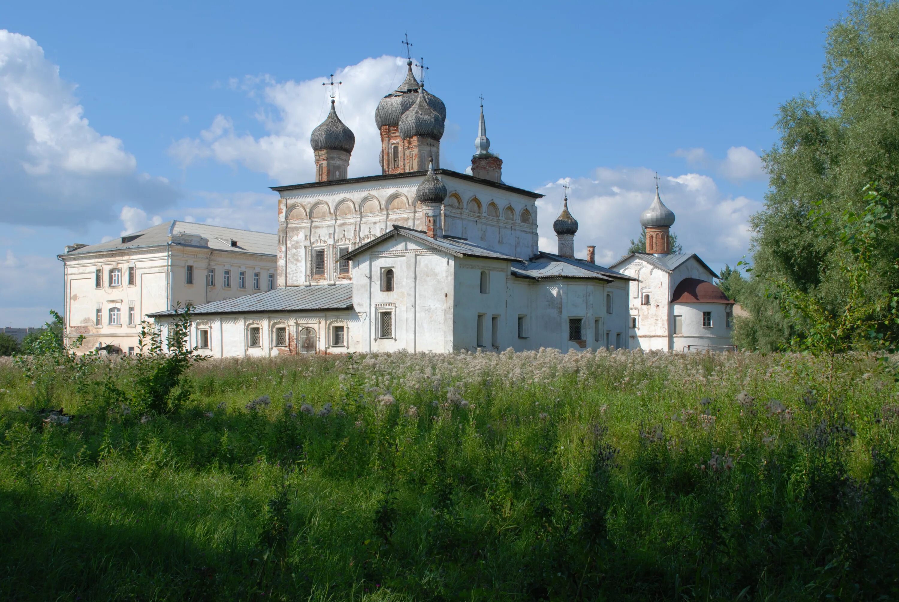 Новгородская область в реальном времени. Деревяницкий монастырь в Великом Новгороде. Деревяницкий Воскресенский монастырь Великий Новгород.