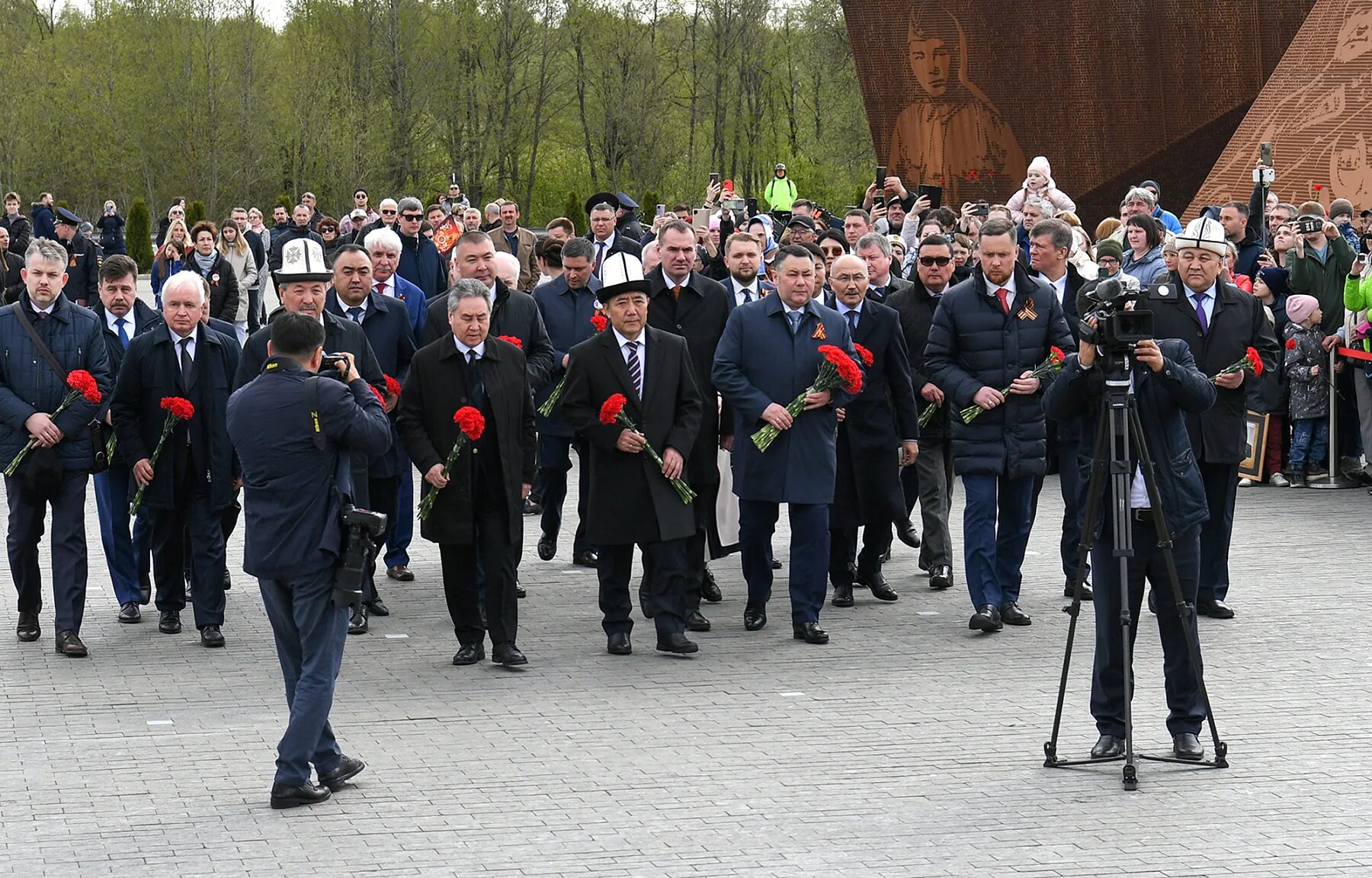 9 мая тверская область. Возложение венков на 9 мая. Возложение цветов к могиле неизвестного солдата. 9 Мая день Победы возложение цветов.