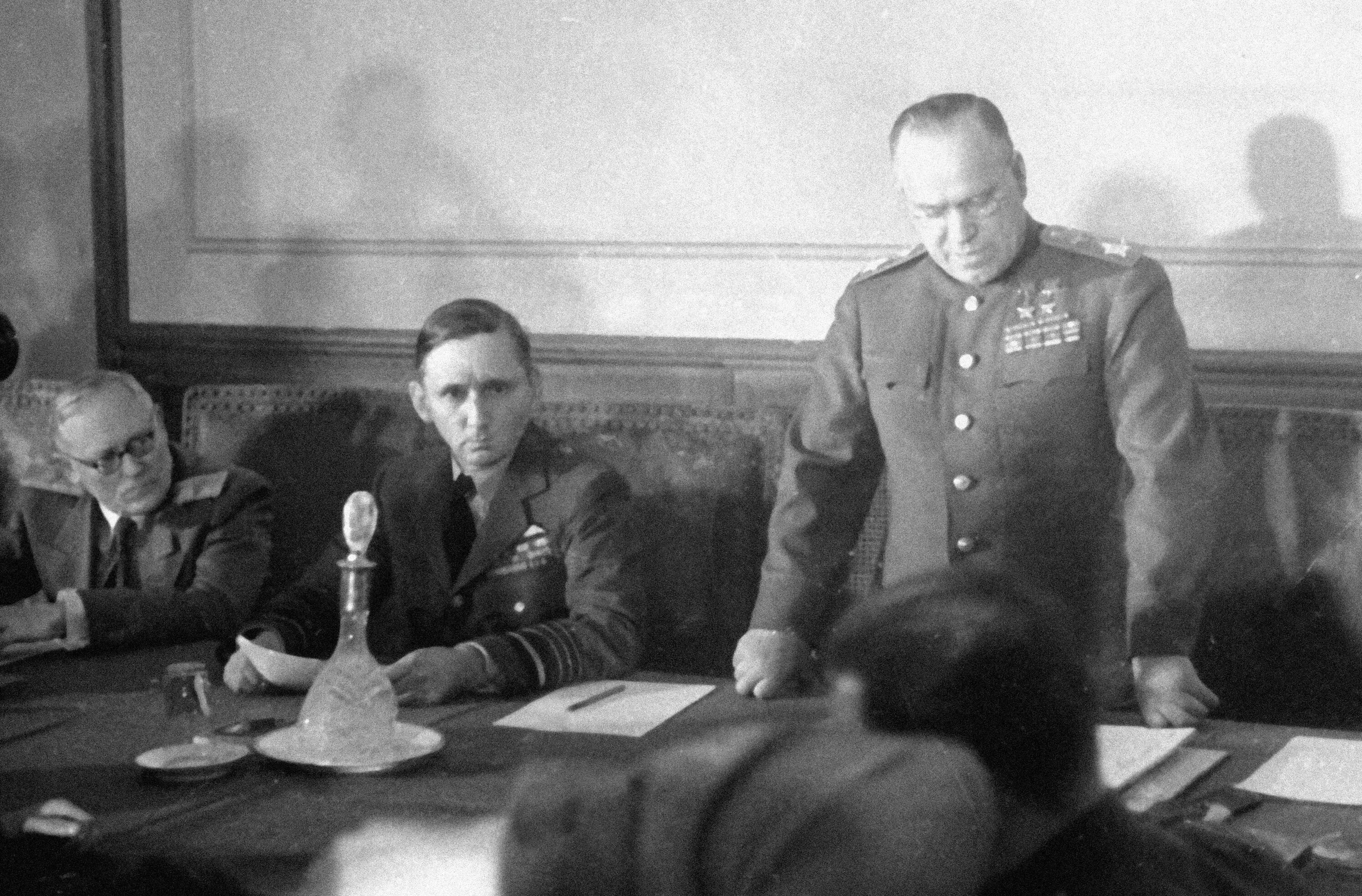 Жуков подписание капитуляции Германии 1945.