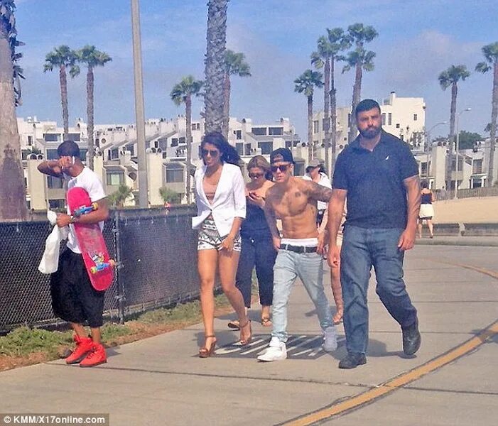 Justin Bieber and Yovanna Ventura. Flashing his