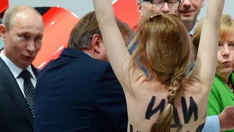 Путин в женской одежде.