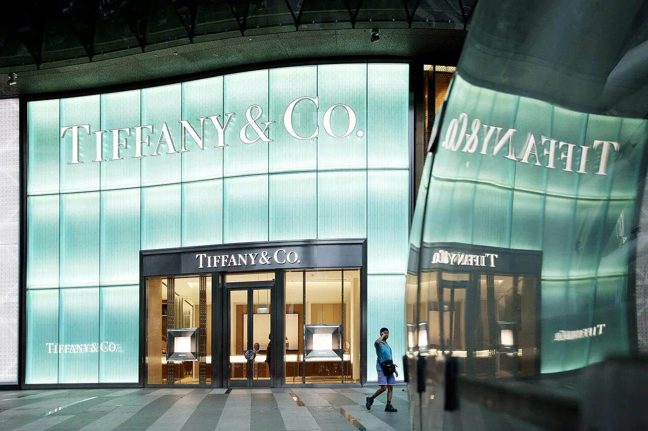 Тиффани в россии. Магазин Тиффани в Стокгольме. Tiffany co магазин. Витрины Tiffany co. Витрина магазина Тиффани.