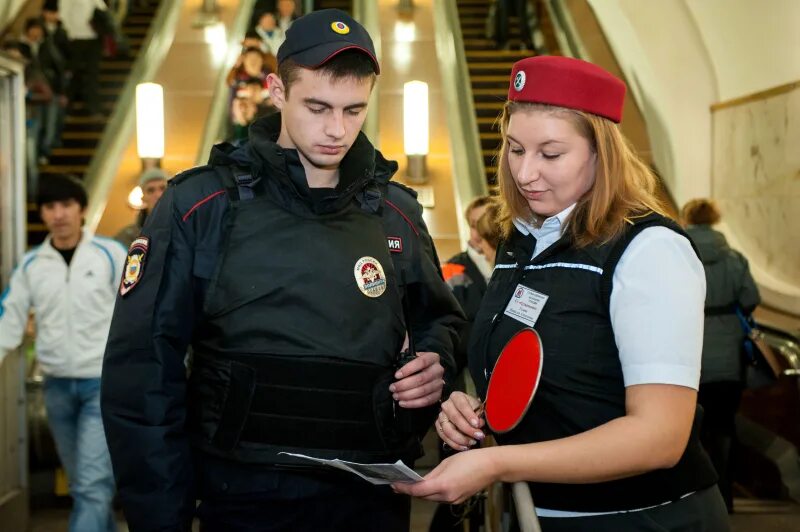 Метрополитен спб инспектор транспортной безопасности. Форма полиции метрополитена Москвы. Полиция Московского метрополитена. Служба безопасности Московского метрополитена. Форма работников метрополитена.