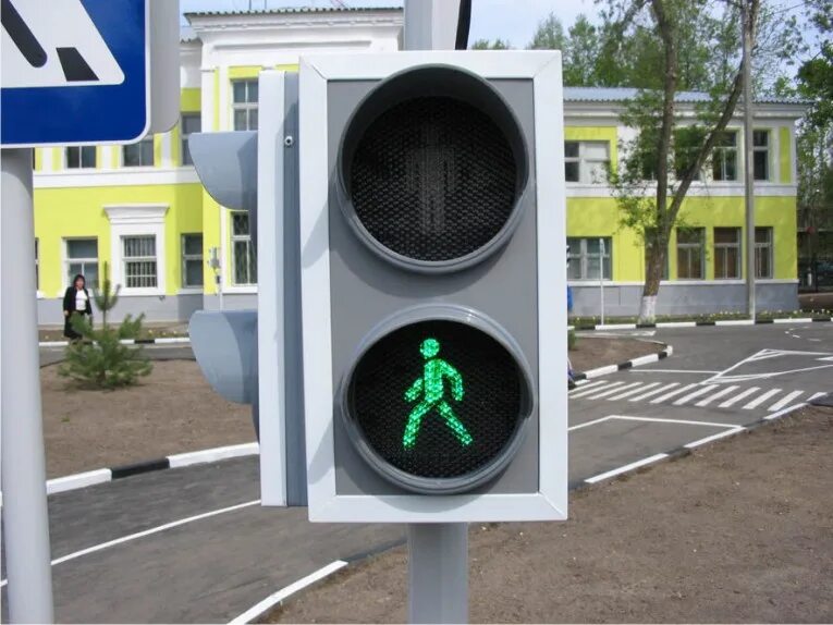 Дорогу на зеленый свет светофора. Светофор. Светофор на дороге. Пешеходный переход со светофором. Зеленый свет светофора.