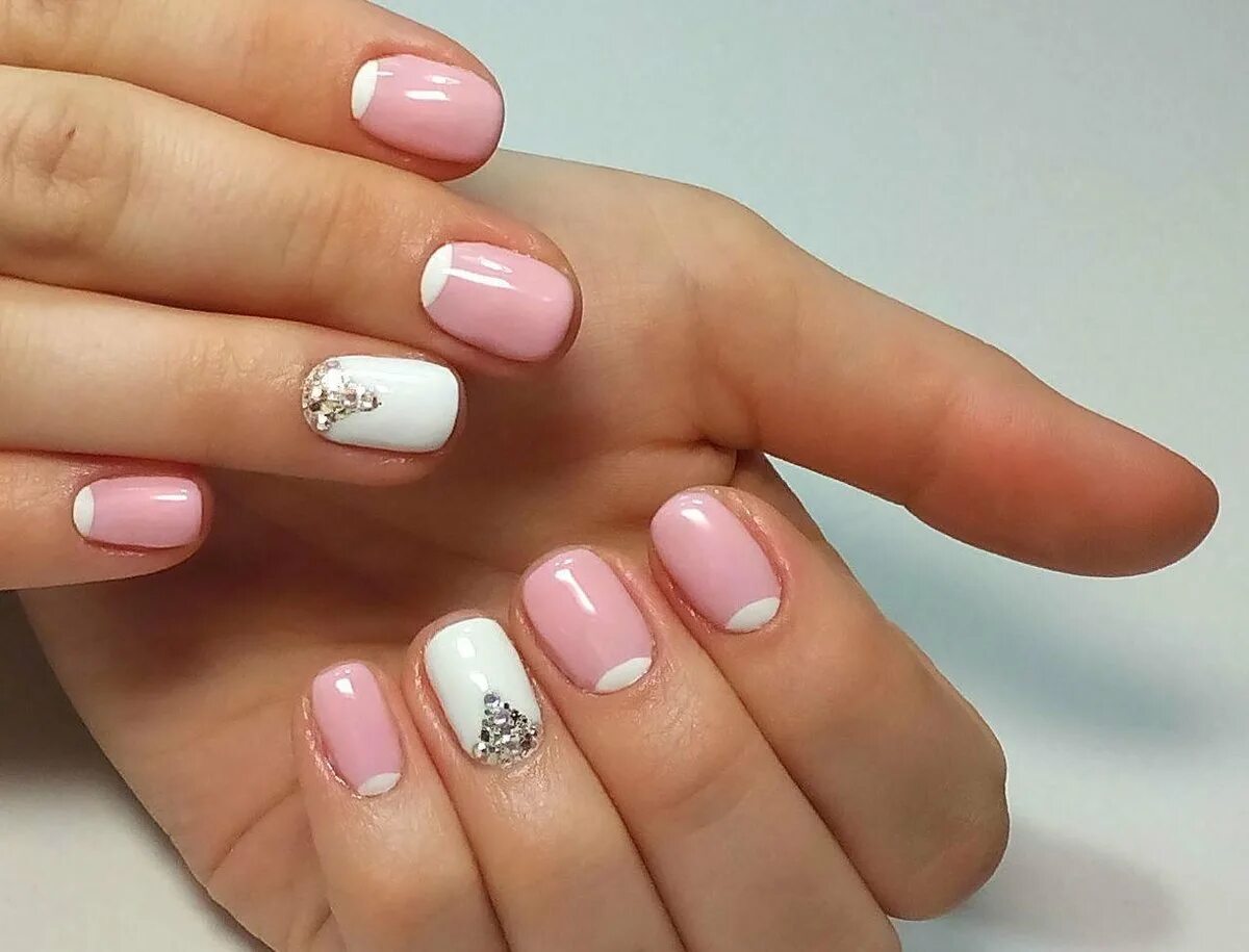 спокойный маникюр. светлый гель лак на ногтях. красивый нежный маникюр. ногти светлые нежные. ногти короткие.