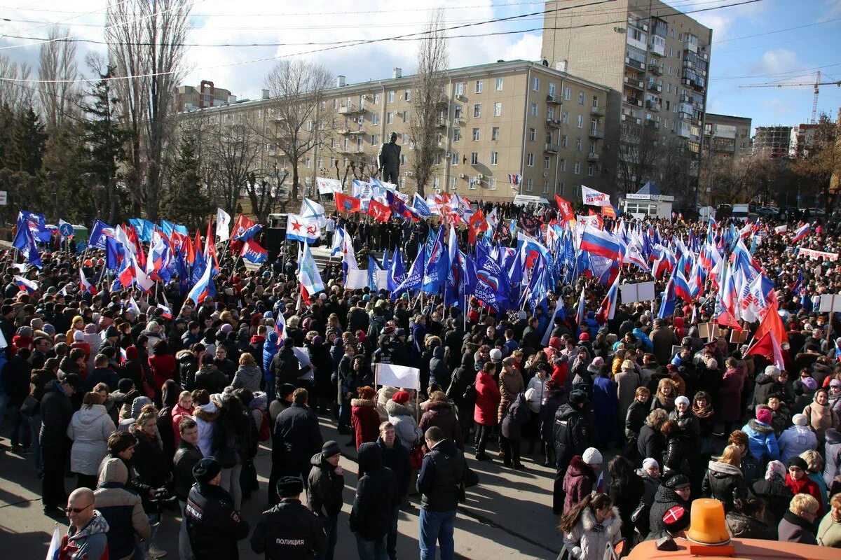 Новости сегодня последние свежие москва и область. Митинги в Крыму 2014 за присоединение. Митинг присоединение Крыма к России. Митинг в честь присоединения Крыма радость. Митинг в Саратове.