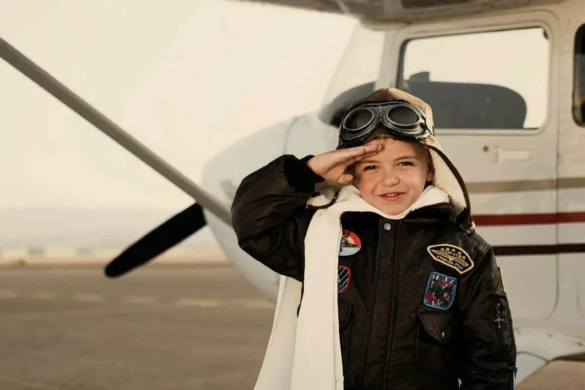 Мальчик мечтал стать летчиком грозовая туча. Летчик для детей. Для мальчиков самолёты. Самолет для детей. Лётчики на аэродроме для детей.