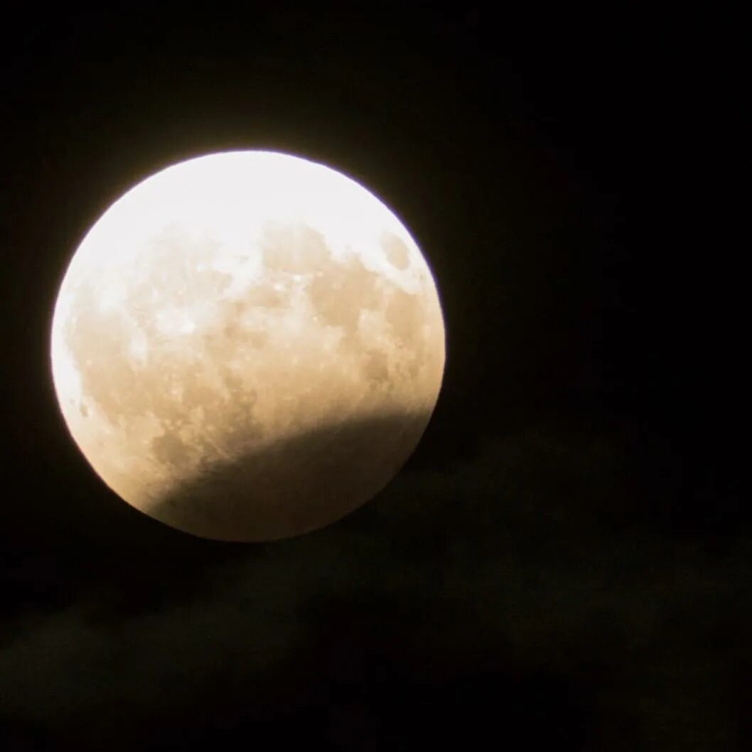 18 ноября лунный. Полутеневое лунное затмение. Полутеневое лунное затмение астрономия. Частичное полутеневое лунное затмение. Полное полутеневое лунное затмение.