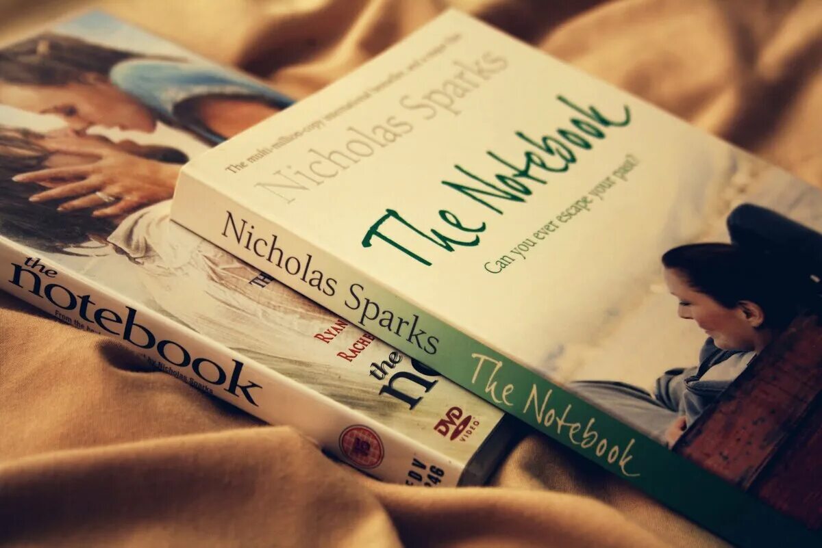 Take book you like. The Notebook Nicholas Sparks book. Дневник памяти Николас Спаркс книга. Дневник памяти Николас Спаркс иллюстрации. Дневник памяти книга на английском.