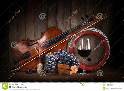 Zusammensetzung Mit Roter Traube, Wein, Violine Und Fass Stockbild - Bild von vi