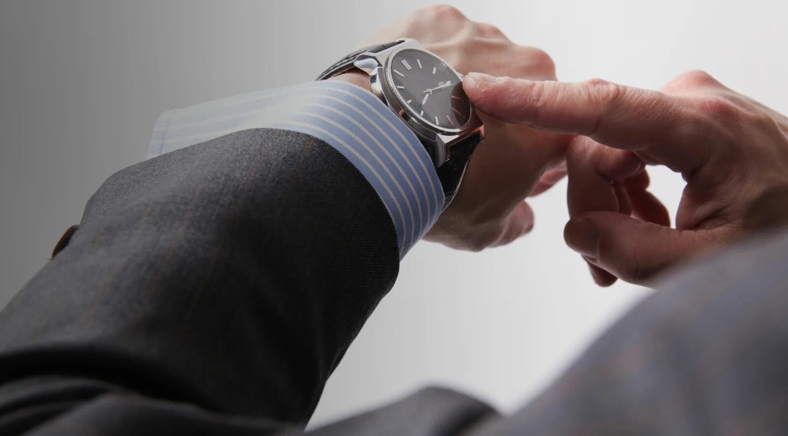 мужчина с часами на руке. часы клиент. человек с часами. часы клиент. опоздание.