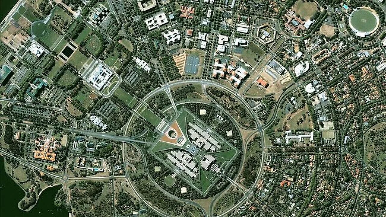 триумфальная арка париж с высоты птичьего полета. карта санкт-петербурга со спутника. спутниковая карта ватикана. площади со спутника. московский кремль снимок со спутника.