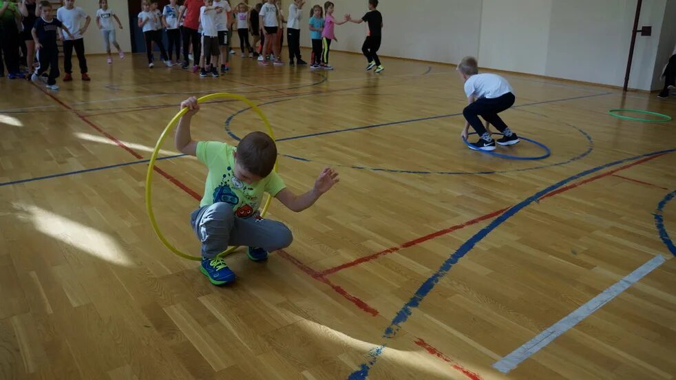 Веселые старты. Спортивные старты для детей. Спортивный инвентарь для веселых стартов. Веселые старты с обручем. Цель веселых стартов