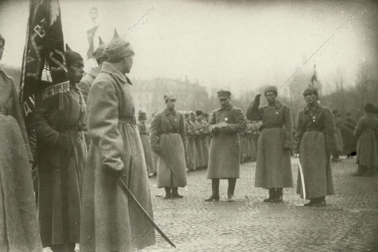 Военное состояние общества. Будёновка гражданской войны. Буденовка 1918 года. РККА 1918. Петроград 1918.