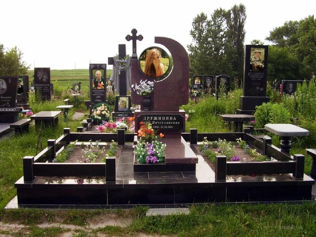 гранитный памятник на могилу. памятники на кладбище. красивые памятники из гранита на кладбище. необычные надгробные памятники. красивые памятники.