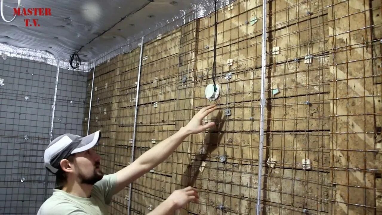 Штукатурка стен в деревянном доме изнутри своими руками. Штукатурим деревянный дом. Штукатурим деревянные стены. Штукатурка деревянных стен внутри дома. Внутренняя отделка глиняных стен.