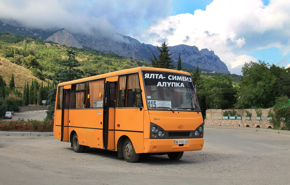 Автобус крымчане. Автобус Ялта Ялта Ялта. 115 Автобус Ялта. Маршрут 115 Ялта. Маршрутки Ялта.